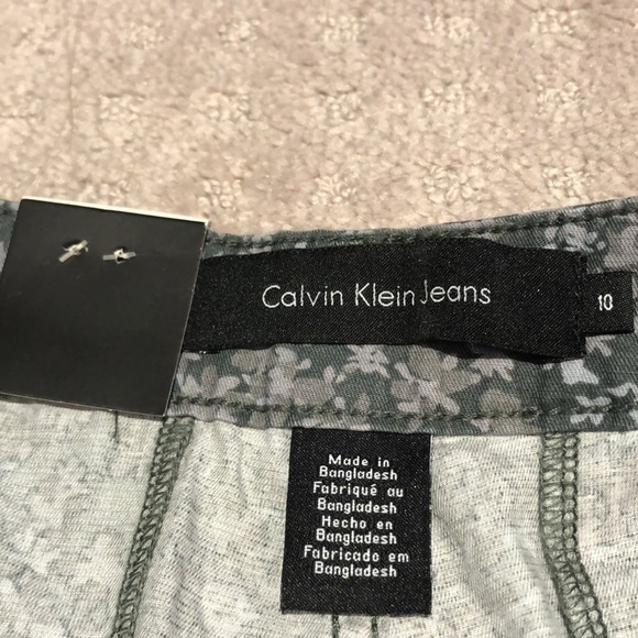 Calvin Klein floral print green shorts w/belt. EUC - Picture 4 of 6